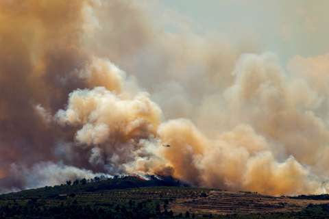 Incendio forestal se reactiva en España y amenaza el parque de la Sierra Calderona