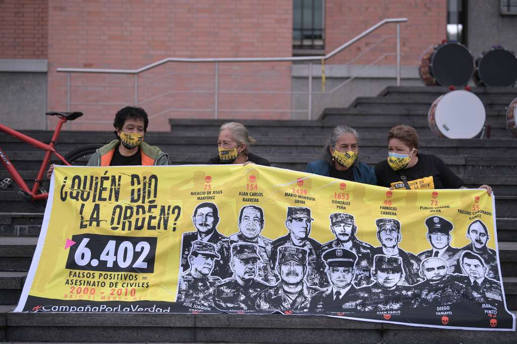 Las madres de falsos positivos (Mafapo) se hicieron presente a las afueras de la Fiscalía y Tribunales de Bogotá y Cundinamarca, en la imputación contra el general (r) Mario Montoya por falsos positivos. Las víctimas esperan que los militares implicados reciban la misma acción que Montoya en el macrocaso que adelanta la JEP por las ejecuciones extrajudiciales.