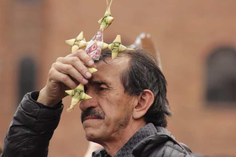 Domingo de Ramos en la iglesia del 20 de Julio en Bogotá.