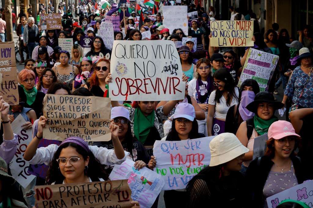 AME6856. CIUDAD DE GUATEMALA (GUATEMALA), 08/03/2024.- Mujeres se manifiestan durante una marcha del Día Internacional de la Mujer este viernes, en la Ciudad de Guatemala (Guatemala). Guatemala es el segundo país de Latinoamérica, después de Brasil, con más feminicidios en la región, según un informe divulgado este viernes por una organización humanitaria con motivo del Día Internacional de la Mujer. EFE/David Toro