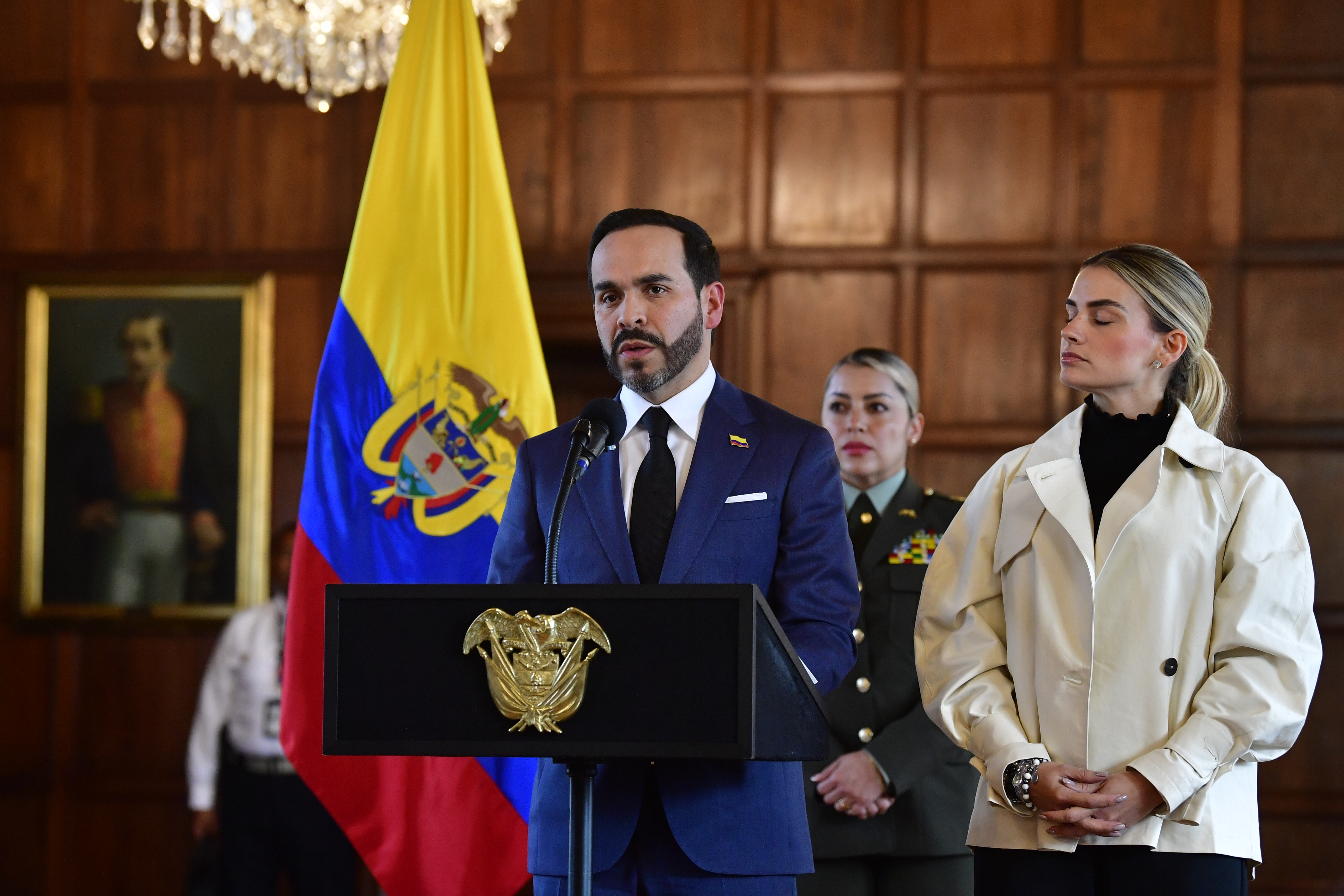 Presidente de Colombia durante rueda de prensa, lo acompaña su esposa y primera dama de la nación Ana Lucía Pineda para hablar del terremoto que generó varios daños en el país