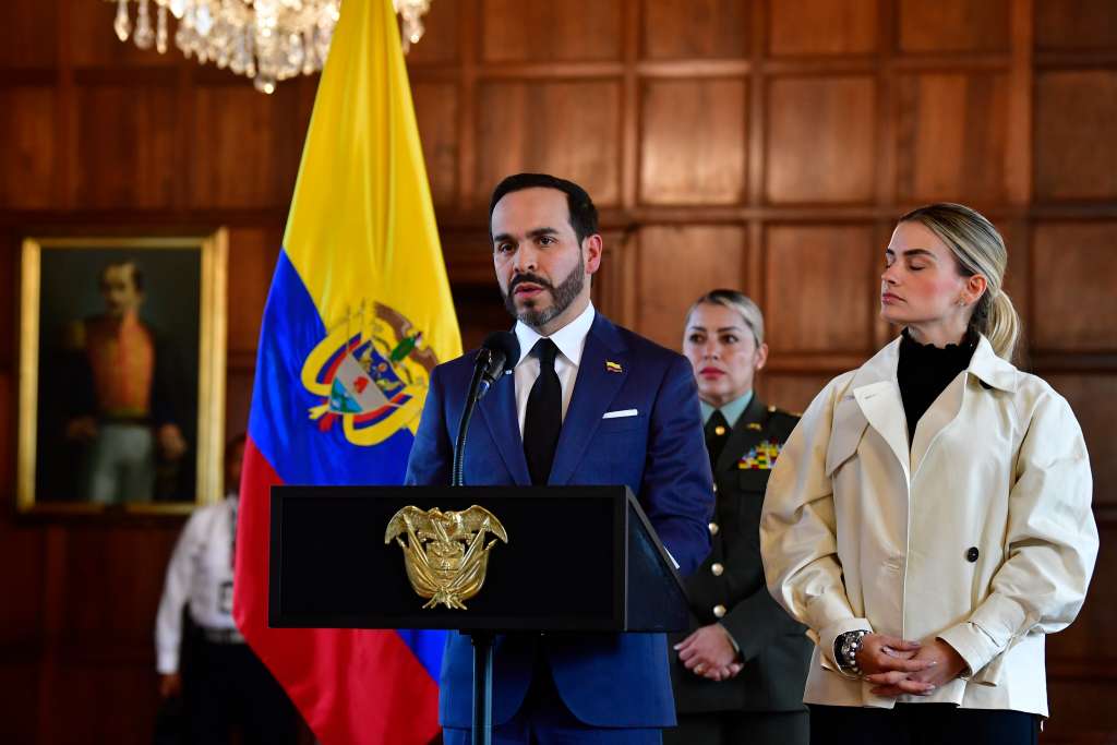 Presidente de Colombia durante rueda de prensa, lo acompaña su esposa y primera dama de la nación Ana Lucía Pineda para hablar del terremoto que generó varios daños en el país