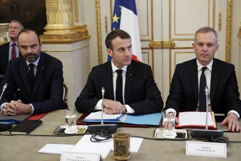 Macron se reune con sindicatos y patronales para afrontar la crisis ante protestas