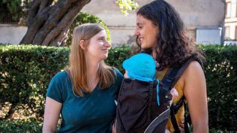 Francia: a un paso de permitir a mujeres solteras y lesbianas acceder a la reproducción asistida