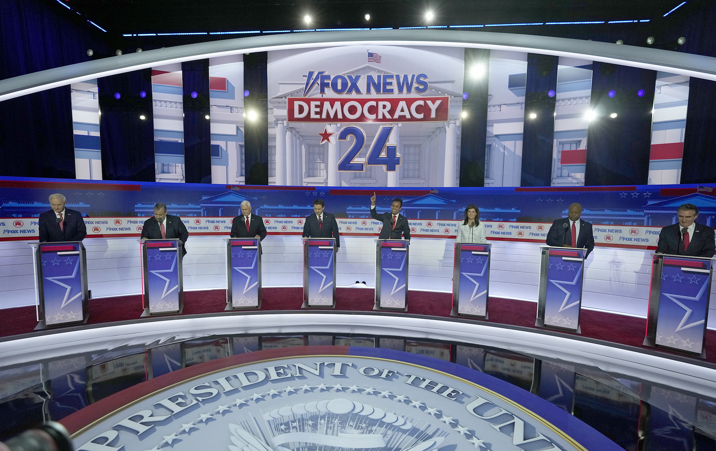 Milwaukee (United States), 24/08/2023.- Republican candidates for President Arkansas Governor Asa Hutchinson (L) Former New Jersey Governor Chris Christie (2-L) Former Vice President Mike Pence (3-L) Florida Governor Ron DeSantis (4-L) businessman Vivek Ramaswamy (4-R) Former South Carolina Governor Nikki Haley (3-R) US Senator Tim Scott (2-R) and North Dakota Governor Doug Burgum (R) on stage at the start of the Republican presidential debate, hosted by Fox News and moderated by Bret Baier and Martha MacCallum, at the Fiserv Forum in Milwaukee, Wisconsin, USA, 23 August 2023. A total of eight GOP primary candidates of the 14 declared, are taking part in the debate, with former US President Donald Trump opting not to participate. EFE/EPA/MIKE DESISTI / POOL SHUTTERSTOCK OUT EDITORIAL USE ONLY/NO SALES