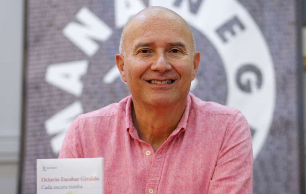 GIJÓN, 13/07/2023.- El escritor Octavio Escobar Giraldo (Manizales, Colombia, 1962) ha recuperado la "memoria reciente" de su país en la novela "Cada oscura tumba", sobre los asesinatos de 6.400 personas por las fuerzas armadas, conocidos como "los falsos positivos", con la que opta al premio Rodolfo Walsh de literatura de no ficción de la Semana Negra de Gijón. EFE/ Juan González