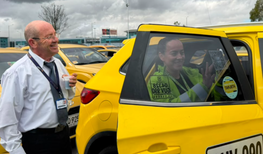 Al escanear el código, los usuarios podrán confirmar que el vehículo y el conductor están autorizados, además de calificar el servicio o reportar novedades.