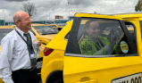 Bogotá instala códigos QR en taxis para que usuarios verifiquen la legalidad del servicio