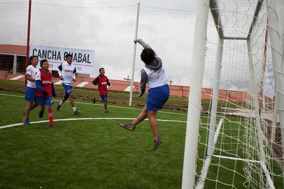 Niños disfrutan de un nuevo escenario deportivo en Ciudad Bolívar, en Bogotá. / Cortesía
