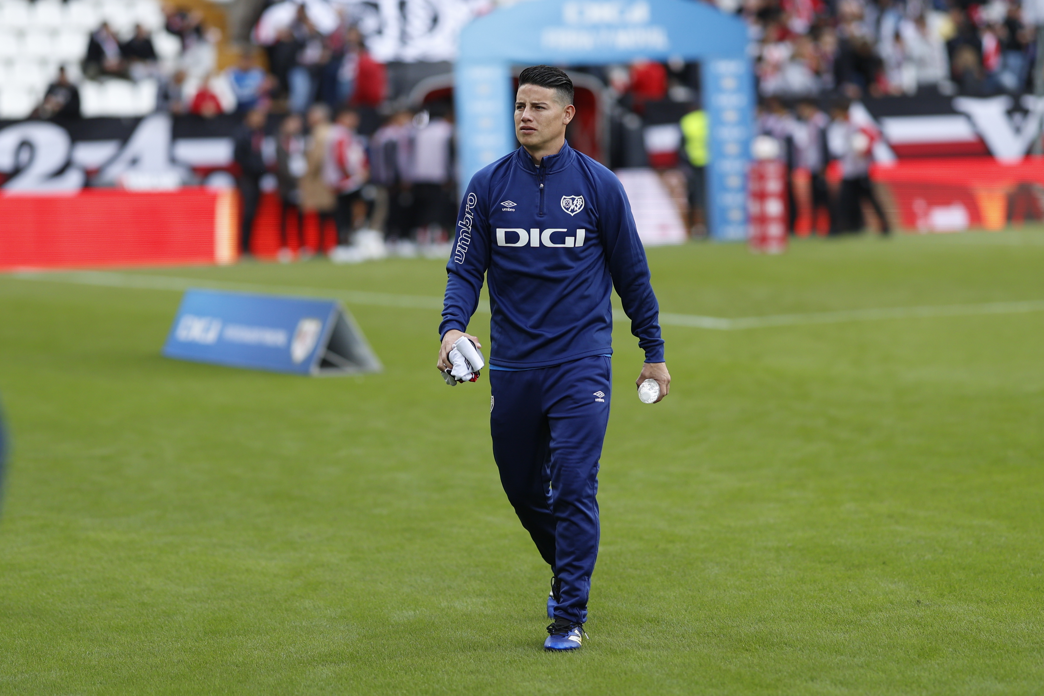 MADRID, 26/10/2024.- El centrocampista colombiano del Rayo Vallecano James Rodríguez, este sábado, en el partido de la jornada 11de LaLiga EA Sports, entre el Rayo Vallecano y el Alavés, en el Estadio de Vallecas, en Madrid. EFE/ Rodrigo Jiménez