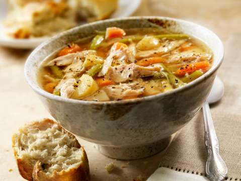 Sopa de pollo, una receta deliciosa para empezar la semana