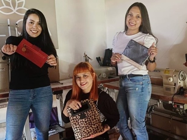 Crearon un emprendimiento que diseña piezas de “cuero natural de forma artesanal”