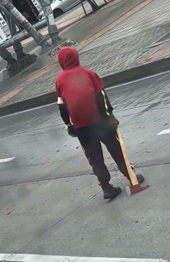 Los Encapuchados armados con objetos contundentes, y hasta con un hacha, atacaron a los buses de Tranmilenioque operan en la troncal de la 26.