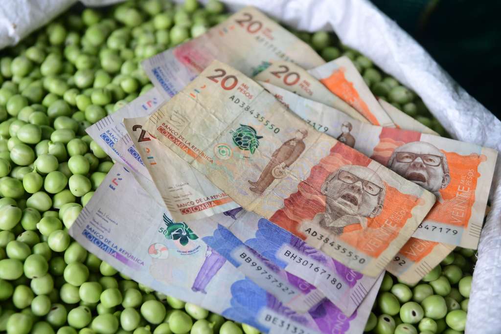 Vendedores y productos tales como frutas y verduras de esta central ubicada en Bogotá