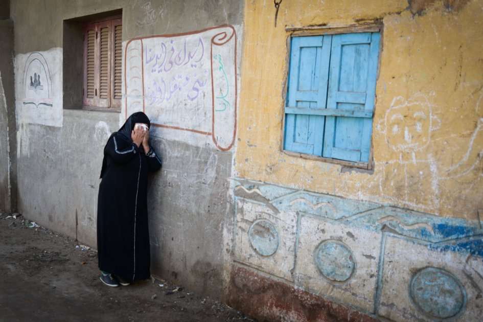 Una mujer llora la muerte de sus familiares egipcios a manos del Estado Islámico, que parece haber encontrado en Trípoli terreno fértil para sus actos. / AFP