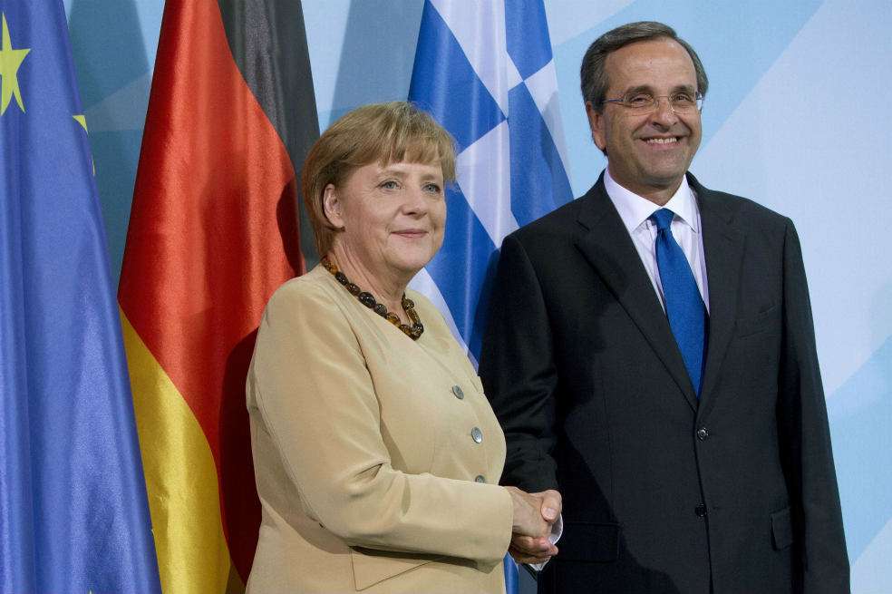 La canciller Ángela Merkel y el primer ministro griego, Antonis Samaras. / AFP