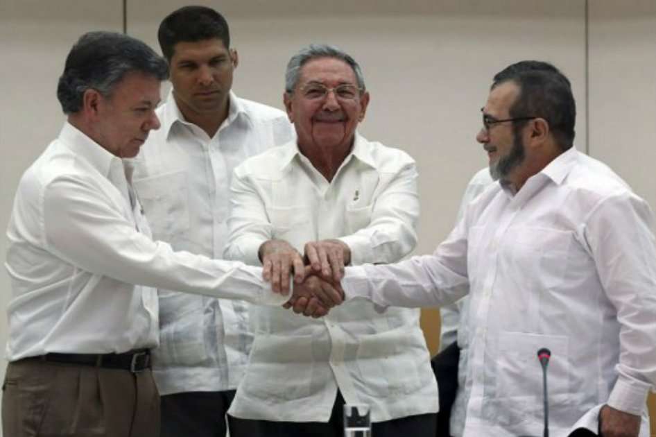 El pasado 23 de septiembre el presidente Juan Manuel Santos y el jefe guerrillero Rodrigo Londoño, alias ‘Timochenko’, se dieron la mano en Cuba y pactaron la jurisdicción de paz. / EFE