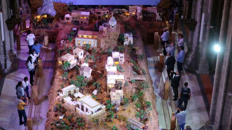 ACOMPAÑA CRÓNICA: ECUADOR NAVIDAD AME9935. QUITO (ECUADOR), 22/12/2025.- Fotografía del 11 de diciembre de 2025 que muestra el pesebre más grande de Sudamérica exhibido en la Basílica del Voto Nacional en Quito (Ecuador). Extendido sobre 280 metros cuadrados, con 1.750 figuras -650 de ellas en movimiento-, ríos, cascadas, nieve y sonido ambiental, el pesebre expuesto en la Basílica del Voto Nacional, en Quito, se alza como el "más grande de Sudamérica" y como una experiencia que desborda fe, creatividad y asombro. EFE/Juan Francisco Chávez