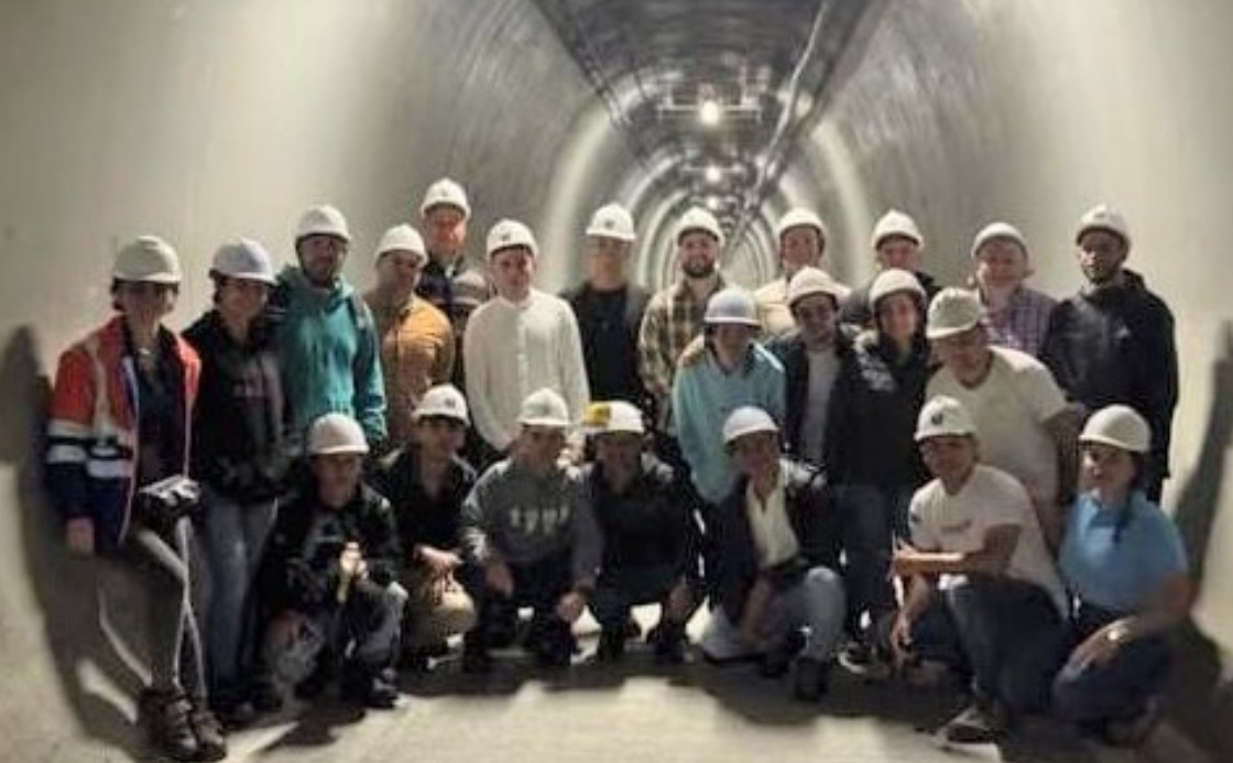 Los estudiantes y personal de la universidad en el interior del túnel de La Línea.