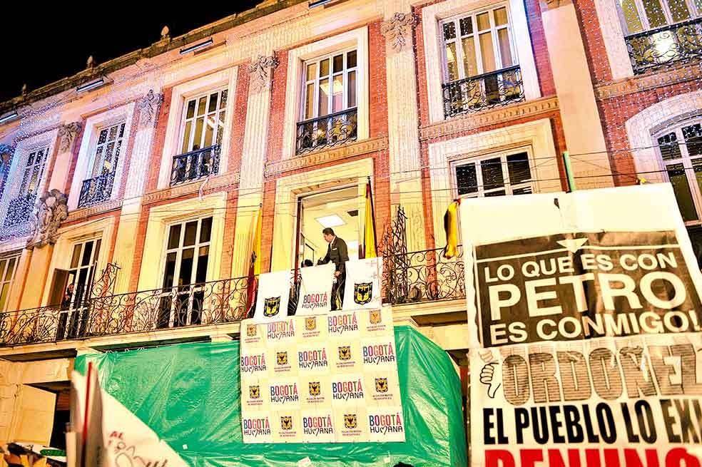 El balcón principal de la Alcaldía Mayor de Bogotá alcanzó a ser reforzado, pero en prevención no darán acceso al gentío que se paró allí en diciembre. / El Espectador.