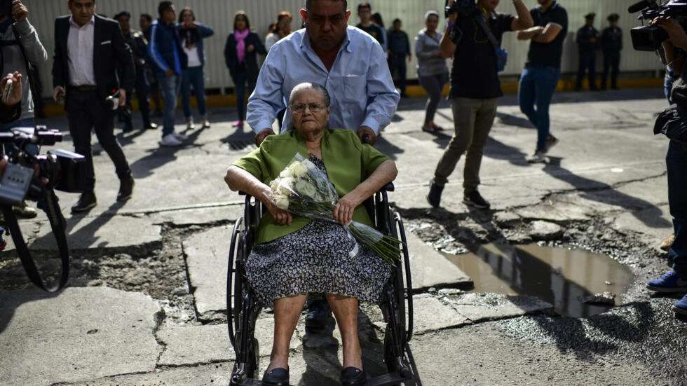 María Consuelo Loera se marcha de la Embajada de EEUU en Ciudad de México tras solicitar un visado para visitar a su hijo el narcotraficante Joaquín "El Chapo" Guzmán, encarcelado en ese país, el 1 de junio de 2019