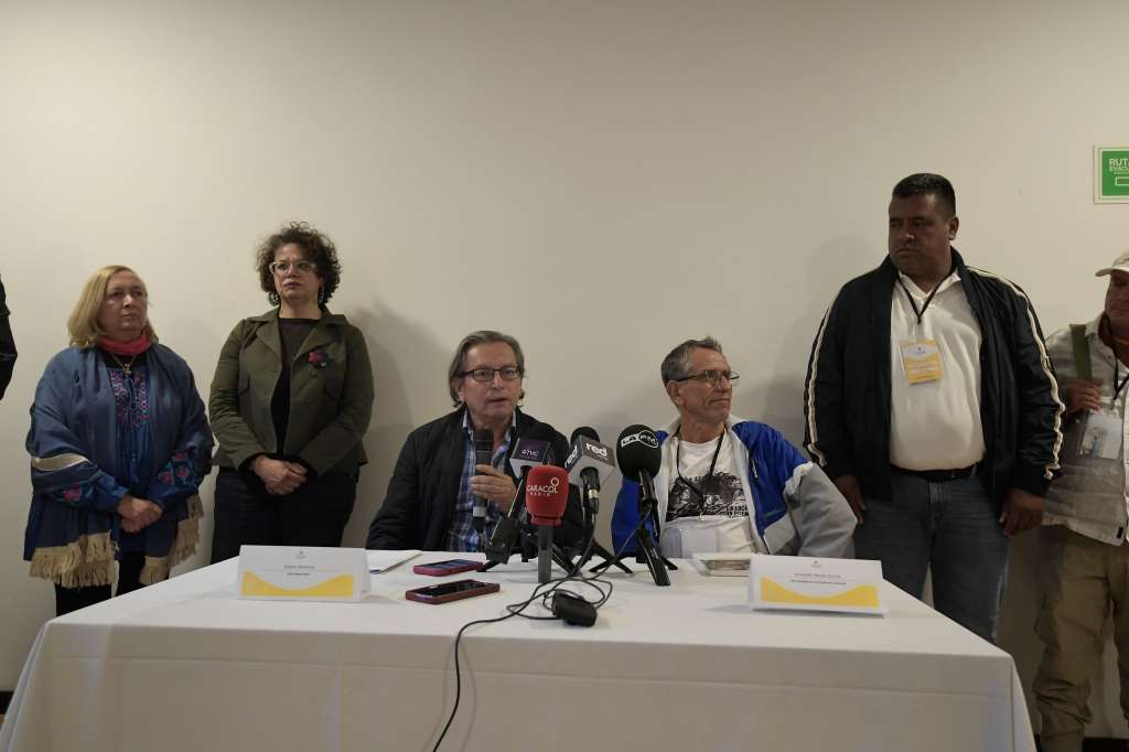 Rueda de prensa anunciando el proceso de paz entre el gobierno y la disidencia denominada "Coordinadora Nacional Ejército Bolivariano", grupo que se separó de la Segunda Marquetalia, de Iván Márquez.