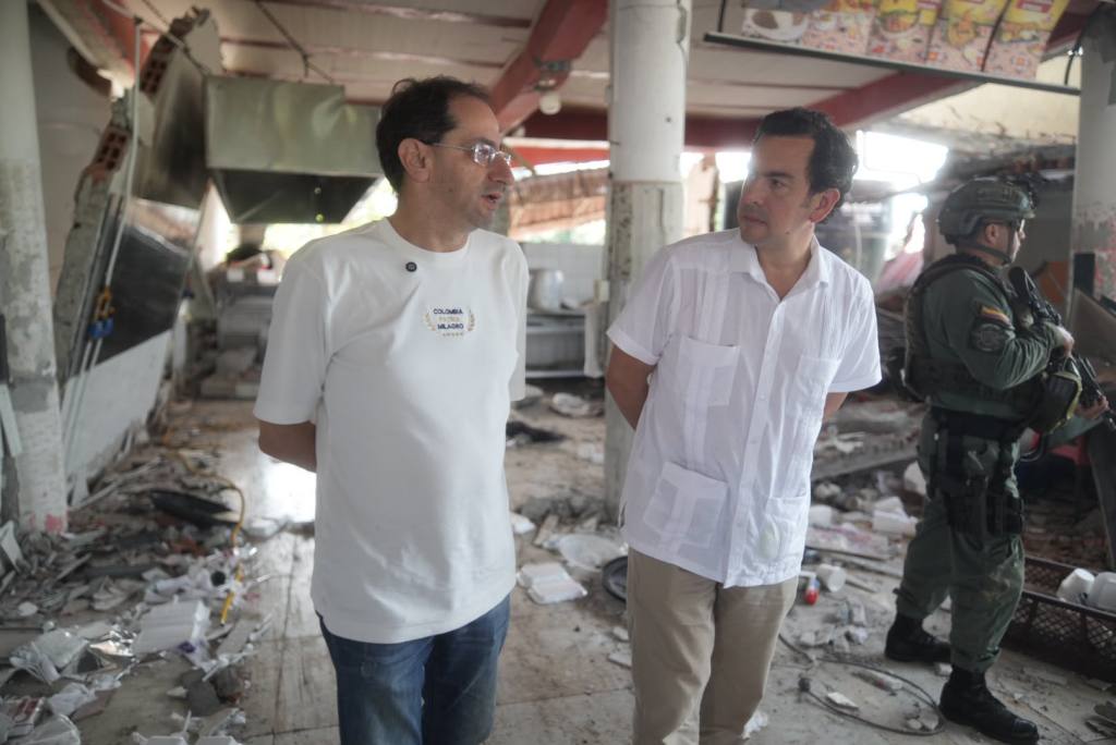 El vicepresidente José Manuel Restrepo y el ministro del Interior, Rodrigo Lara, en el Chocó.