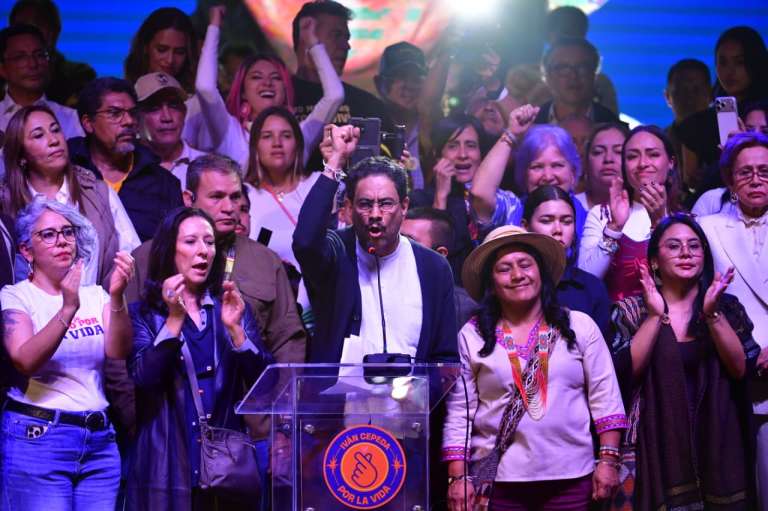 A la campaña de Abelardo de la Espriella, Cepeda le envió un mensaje: "No vamos a permitir, y lo decimos con claridad, haciendo uso de la fuerza de la democracia, de la movilización y de la acción política, que retrocedan las conquistas sociales que hemos construido".