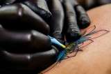 La peligrosa tarea de hacer tatuajes en Irán