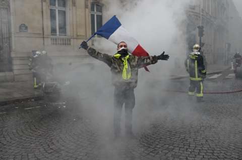 Así nace, crece y se reproduce la protesta de chalecos amarillos en Francia
