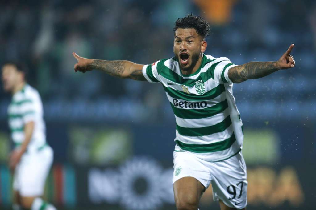 Arouca (Portugal), 24/01/2026.- Sporting's Luiz Suarez celebrates scoring the 1-2 goal during the Portuguese First League soccer match between Arouca and Sporting, in Arouca, Portugal, 24 January 2026. EFE/EPA/MANUEL FERNANDO ARAUJO