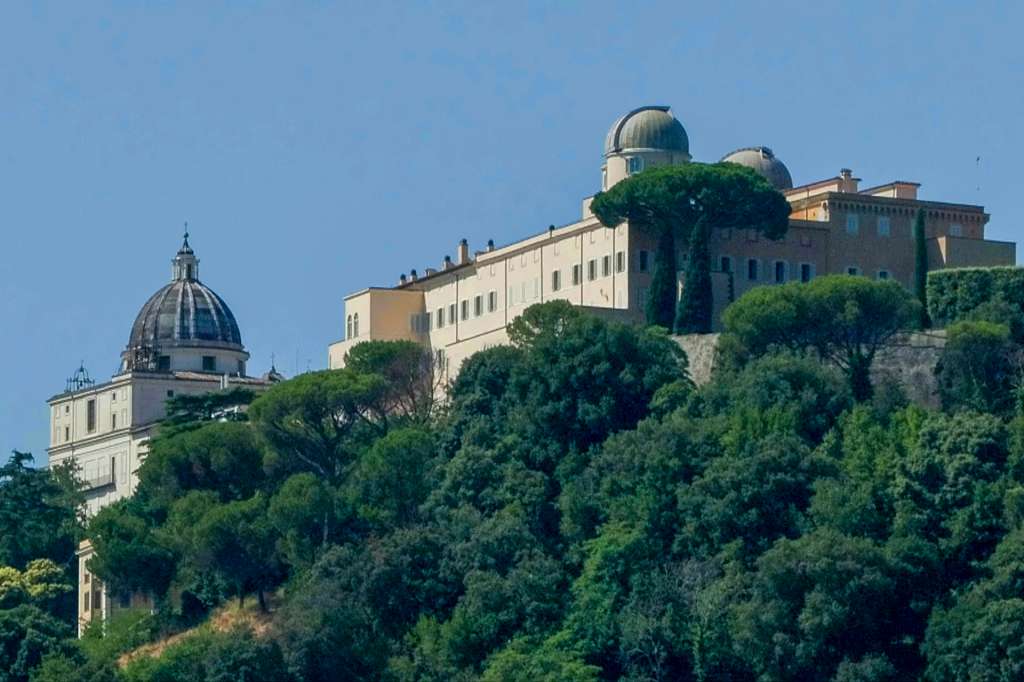 CASTEL GANDOLFO (ITALIA), 02/07/2025.-En las afueras de Roma, a orillas de un lago volcánico, se encuentra Castel Gandolfo, tradicional meta estival de los papas que ahora acoge con entusiasmo a León XIV, quien ha reanudado esta costumbre vacacional tras casi 13 años de ausencia de Francisco.-EFE/ Daniel Cáceres