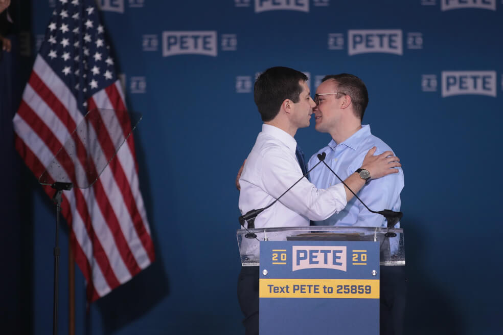 El candidato a la presidencia Pete Buttigieg (izquierda) junto a su esposo Chasten Glezman (derecha) tras anunciar oficialmente su campaña electoral. / AFP