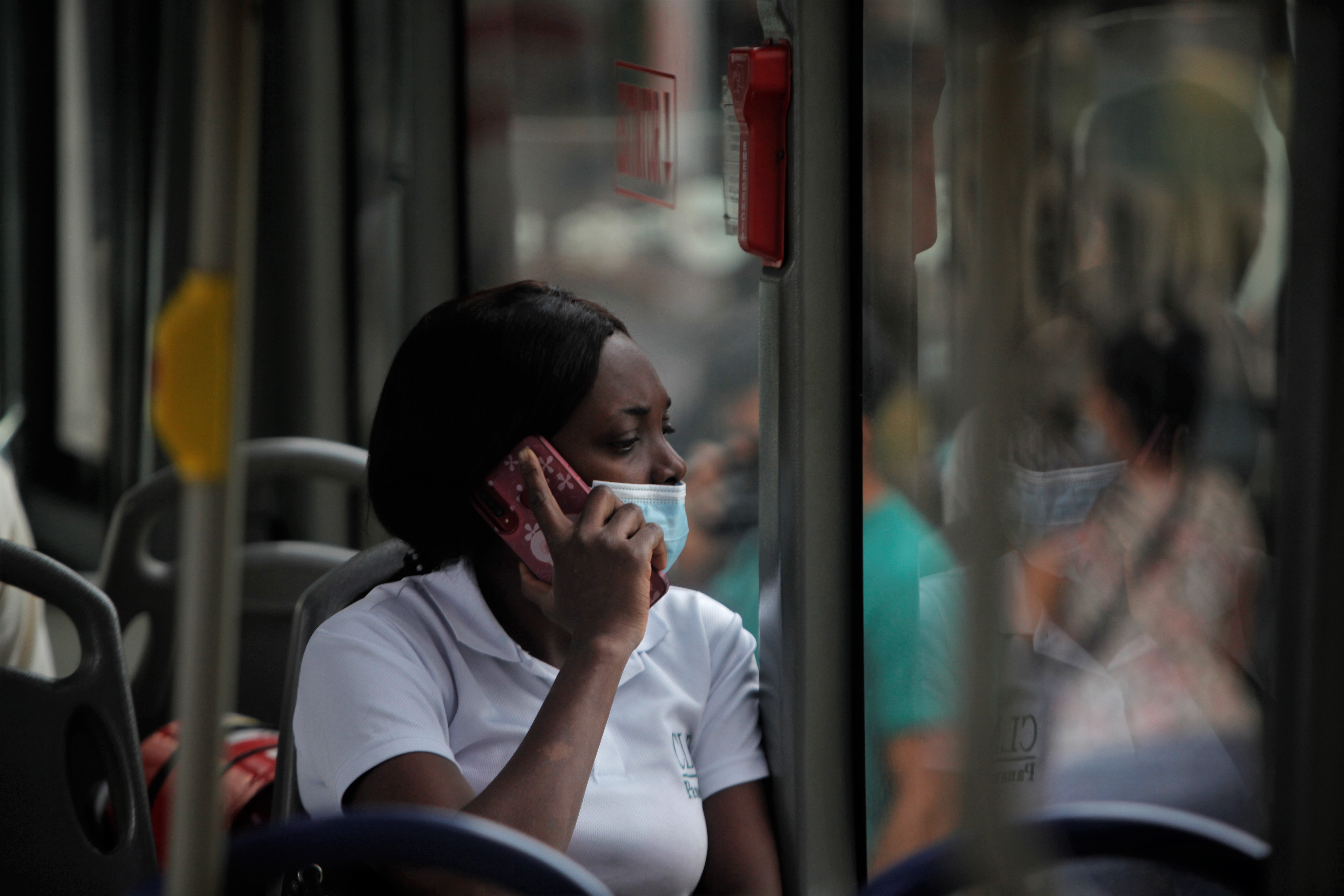 AME6983. CIUDAD DE PANAMÁ (PANAMÁ), 29/11/2022.- Personas son vistas hoy con tapabocas en un bus de transporte público, en Ciudad de Panamá (Panamá). Panamá agregó del 20 al 26 de noviembre 6.435 nuevos casos de la covid-19 y 7 fallecimientos por la enfermedad, para llegar a 1.002.161 casos y 8.526 muertes en más de dos años de pandemia, informó este martes el Ministerio de Salud (Minsa). EFE/ Carlos Lemos