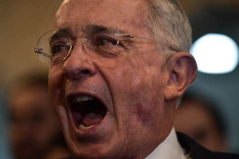Uribe fue interrogado por su nuevo fiscal, quien decidirá si lo lleva a juicio
