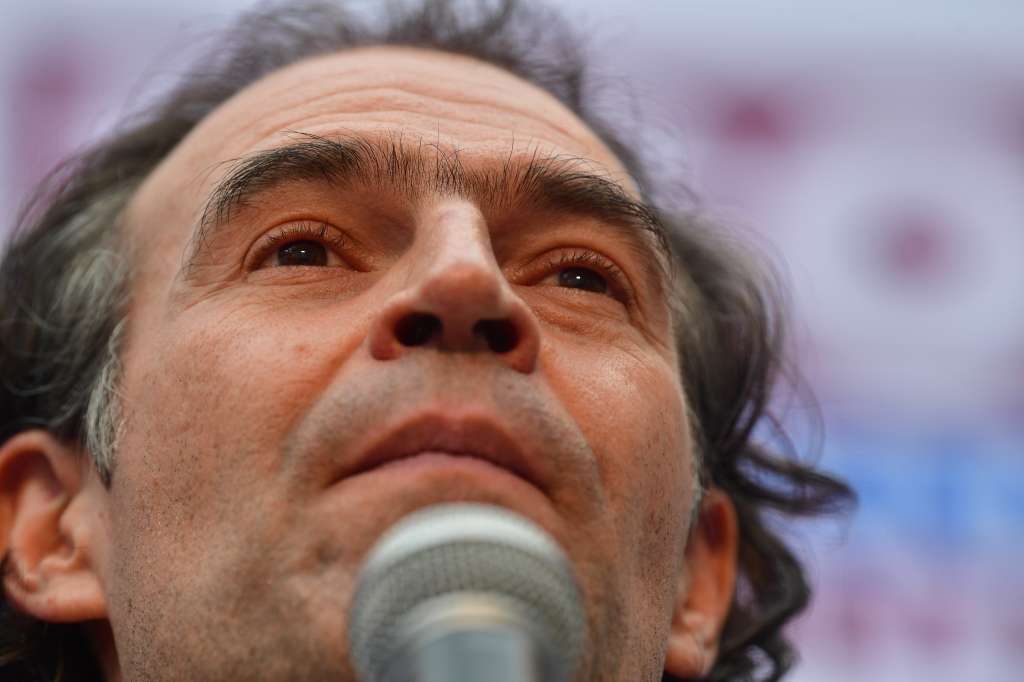 Candidato a la presidencia del 2022, inscribe su candidatura en la Registraduría Nacional.