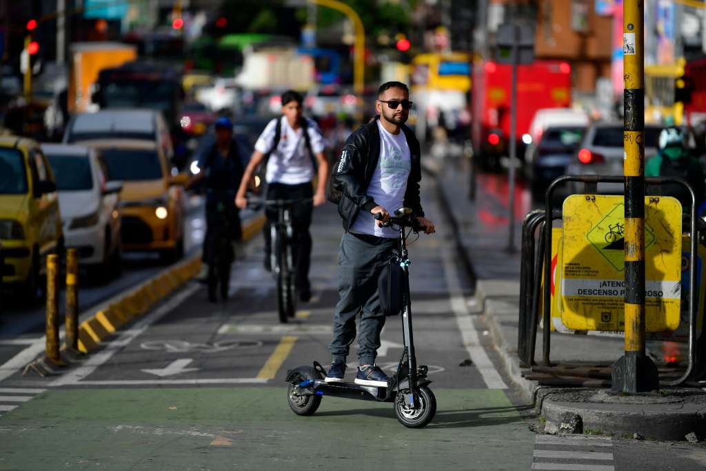 Patinetas y motos eléctricas en la ciclorruta de la carrera séptima