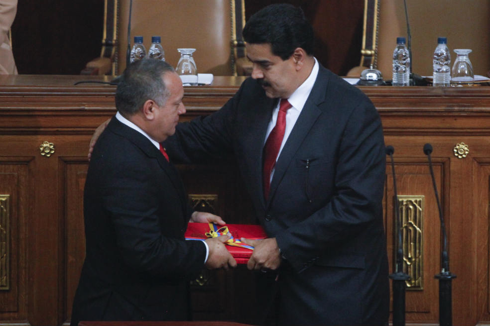 Nicolás Maduro (der.) entrega el informe de Memoria y Cuenta al presidente de la Asamblea Nacional, Diosdado Cabello. / EFE