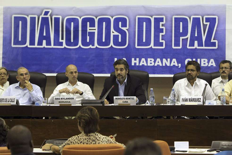  El representante de Cuba, Rodolfo Benítez, leyó ayer la declaración conjunta del gobierno colombiano y las Fuerzas Armadas Revolucionarias de Colombia, junto al exvicepresidente Humberto de la Calle , el comandante de las FARC Iván Márquez y el delegado sueco Dag Nylander.  / EFE