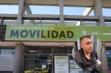 Motociclista lleva tres días encadenado a una oficina de secretaría de Movilidad