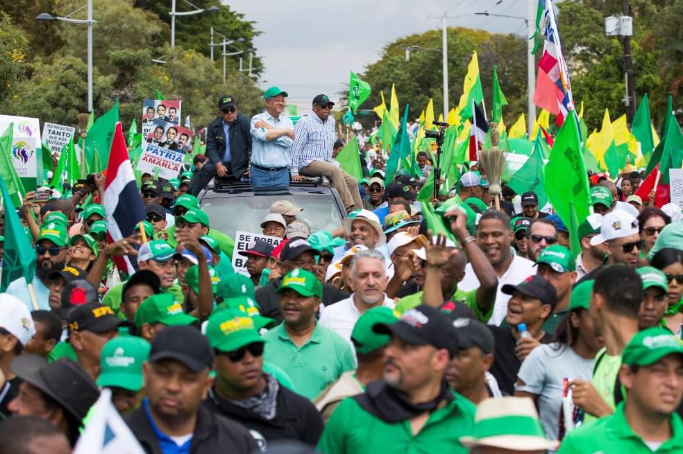 El expresidente Leonel Fernández encabeza una gran marcha en Santo Domingo. / EFE