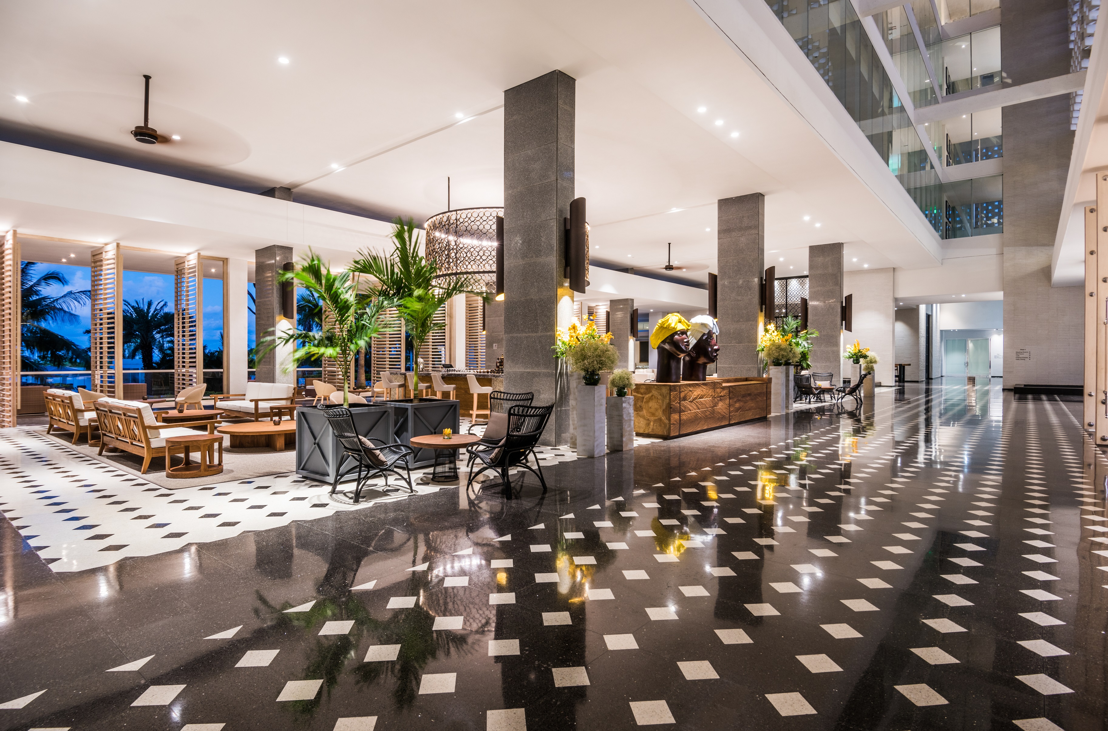 El resort cuenta con tres restaurantes gourmet a la carta, cinco bares, un lounge, entre otras.