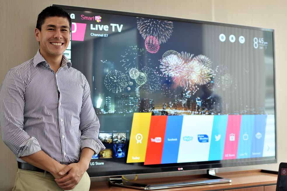 Angelo Marconi, gerente de producto de LG para Colombia, junto a la nueva interfaz WebOS./ Cristian Garavito