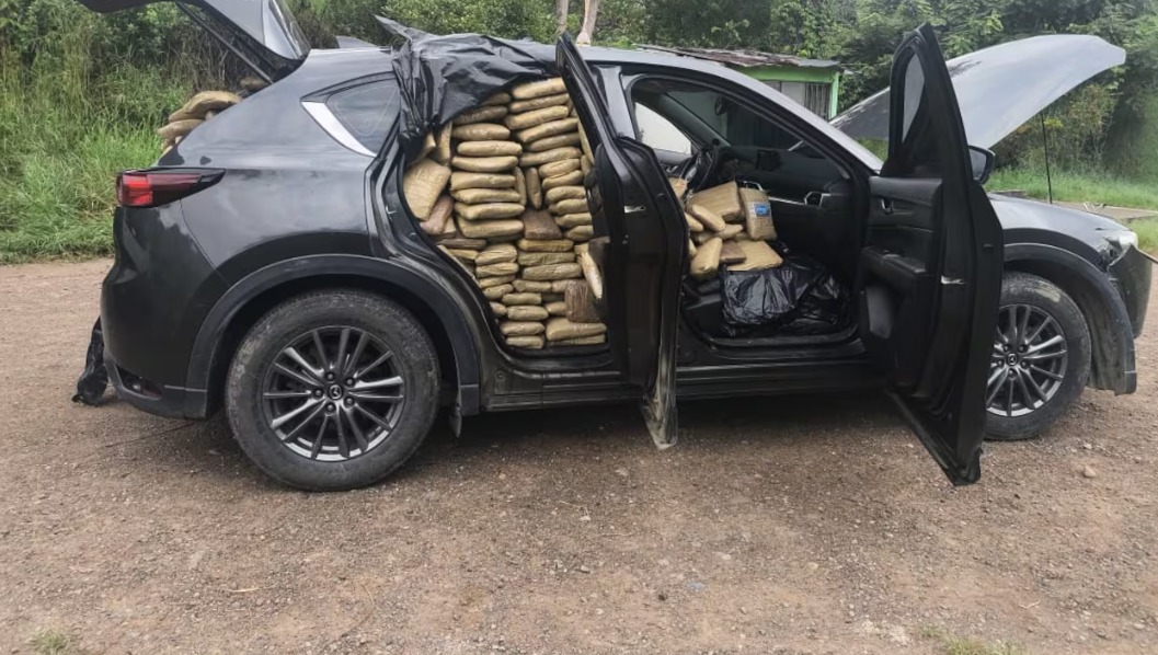 El conductor del vehículo, quien huyó del retén, abandonó el automotor y escapó corriendo por una zona boscosa, en Huila.