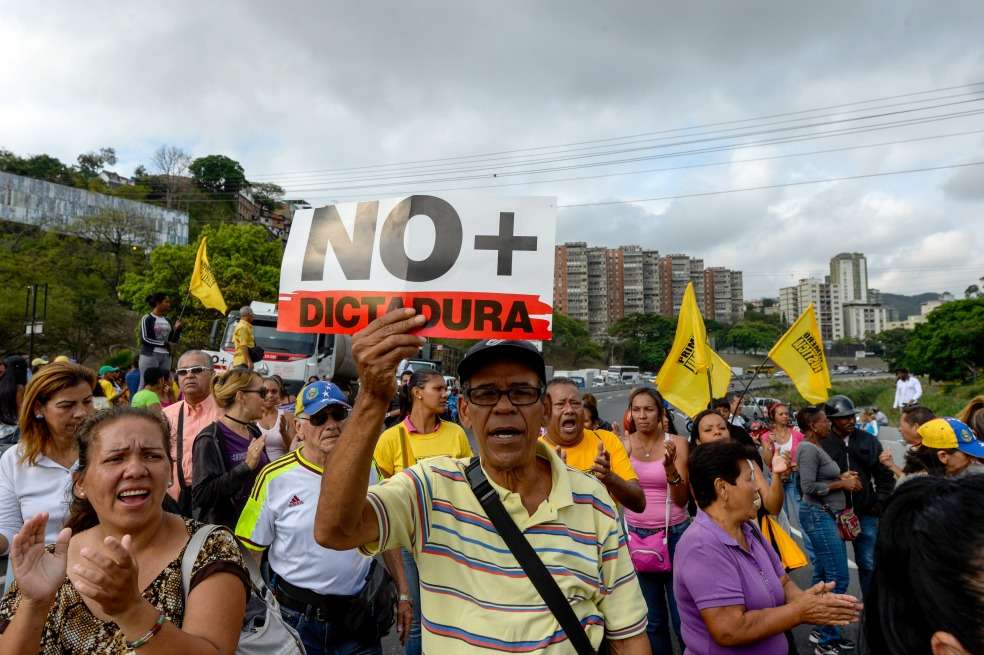 Hasta la Plaza de España en Tenerife llegaron las protestas por la crisis venezolana. España, Francia y Alemania le han dado un ultimátum a Nicolás Maduro para convocar a elecciones libres. / DESIREE MARTIN / AFP