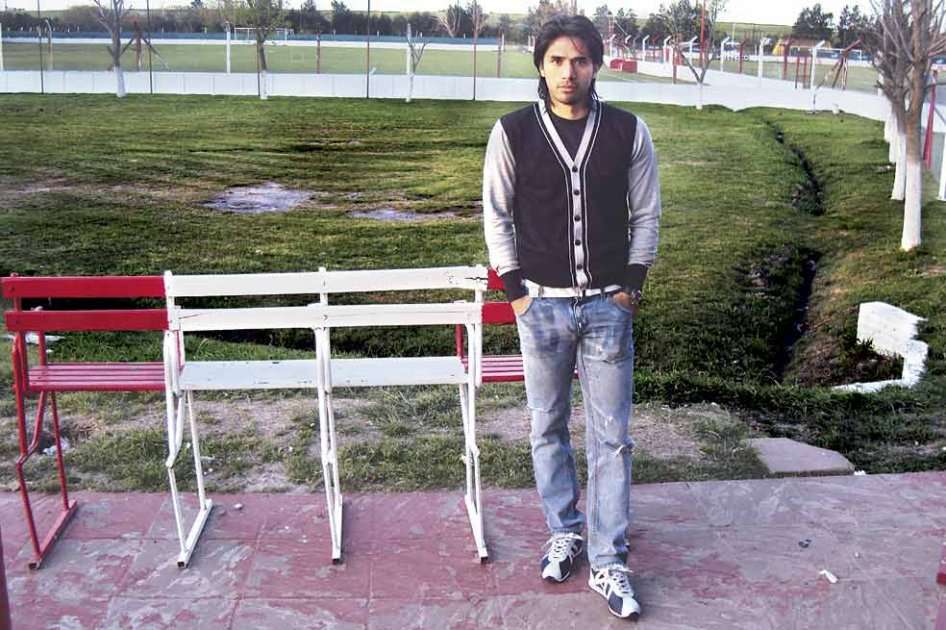 El jugador colombiano Fabián Vargas posa para la lente de El Espectador, en el parque Santo Domingo, de Villa Domínico, en Buenos Aires. / Santiago Morós