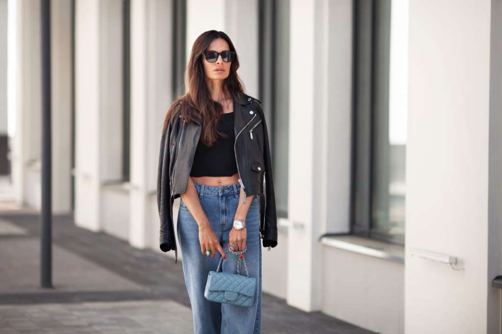 Outfit con chaqueta de cuero