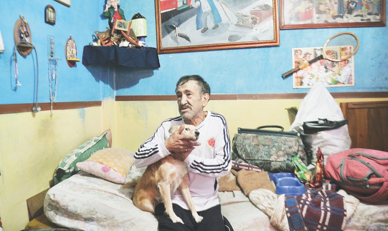 Jairo Silva Cortés duerme en un pequeño cuarto, que comparte con Chispa, la mascota que lo ha acompañado por años. / Óscar Pérez