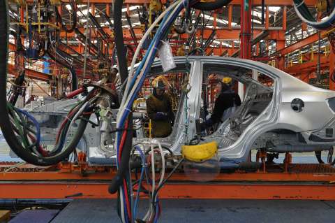 ¿Los carros subirán de precio? Lo que está en juego en una decisión polémica