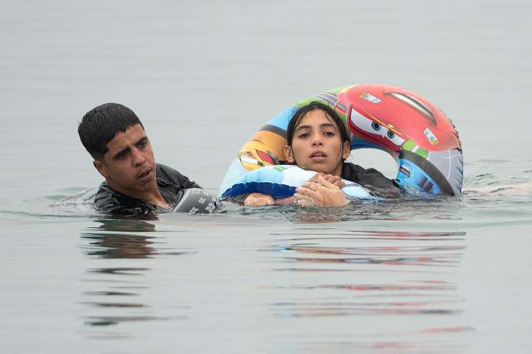 Los migrantes nadan para rodear una barrera fronteriza con Marruecos. Unas 57 personas han muerto, según las cifras que documentan medios españoles como El País.